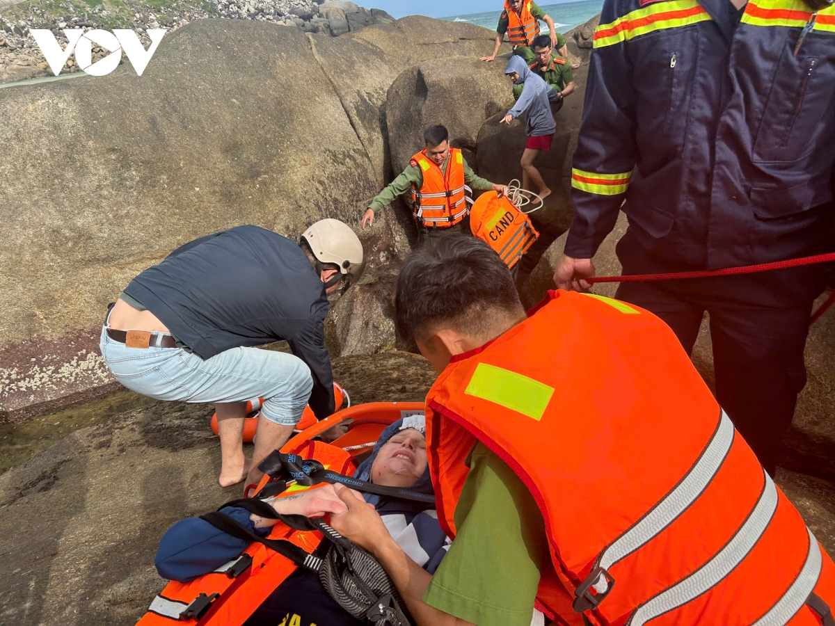 Kịp thời cứu 2 du khách nước ngoài bị sóng biển cuốn